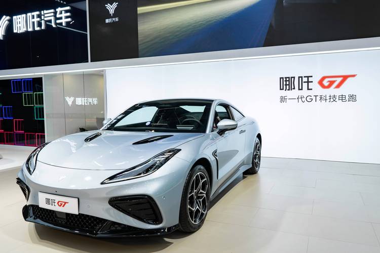 佛山55哪吒汽车在智能汽车领域的表现，领途汽车在新能源汽车市场中的影响力